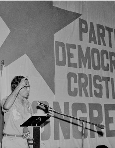 Entra al Partido Demócrata Cristiano de Panamá en 1964.