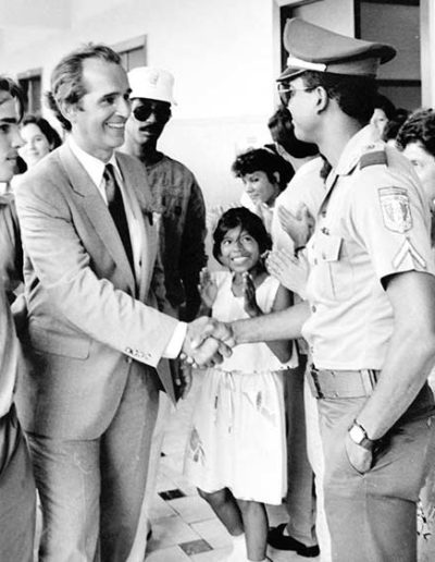 A su llegada al centro de votación en 1989.